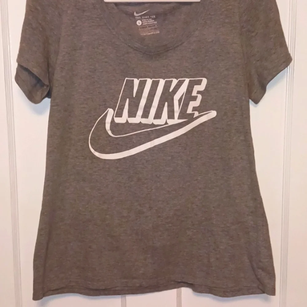 Nike tee - Picture 1 of 3